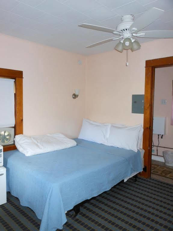 Katahdin Cabins Hotel Millinocket Buitenkant foto
