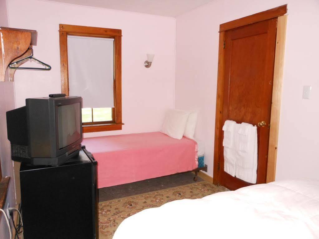 Katahdin Cabins Hotel Millinocket Buitenkant foto