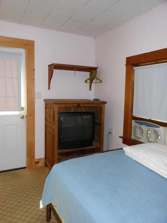 Katahdin Cabins Hotel Millinocket Buitenkant foto