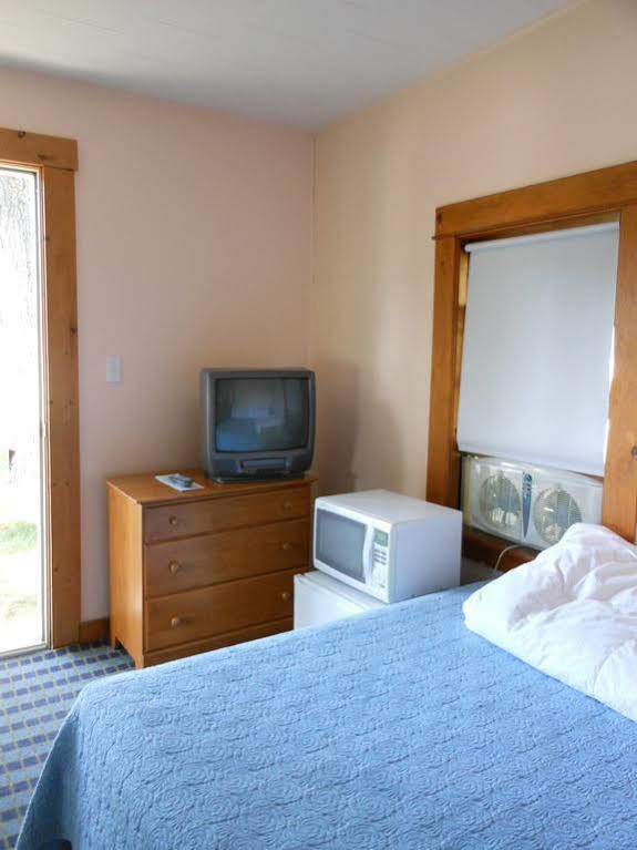 Katahdin Cabins Hotel Millinocket Buitenkant foto