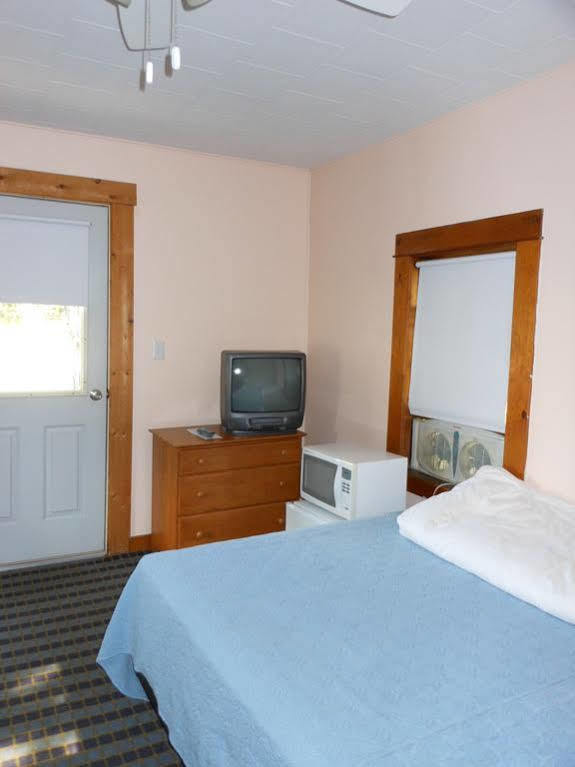 Katahdin Cabins Hotel Millinocket Buitenkant foto