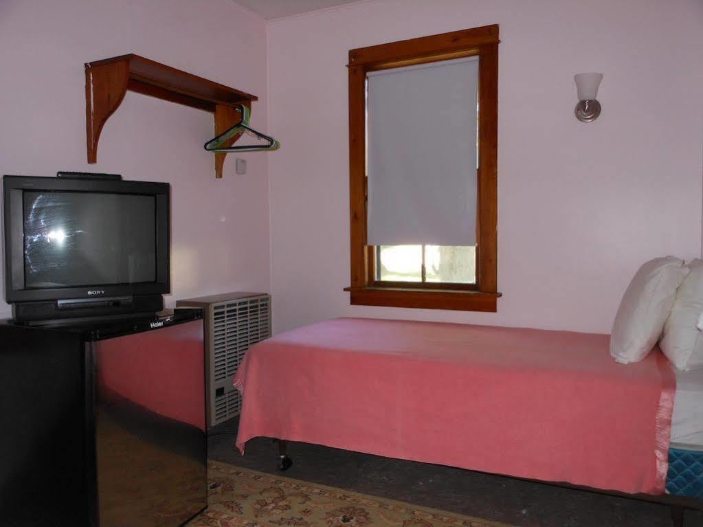 Katahdin Cabins Hotel Millinocket Buitenkant foto